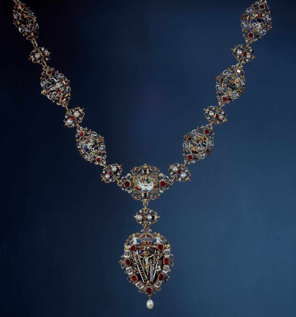 A Szent Birodalom császárának, a cseh királynak és a magyar királynak II. Rodolf (1552-1612) nyaklánca zománcból, aranyból és finom kőből, a szenvedés jeleneteit ábrázoló medállal. 16. század. Párizs, Louvre Múzeum alkotó: Unknown artist