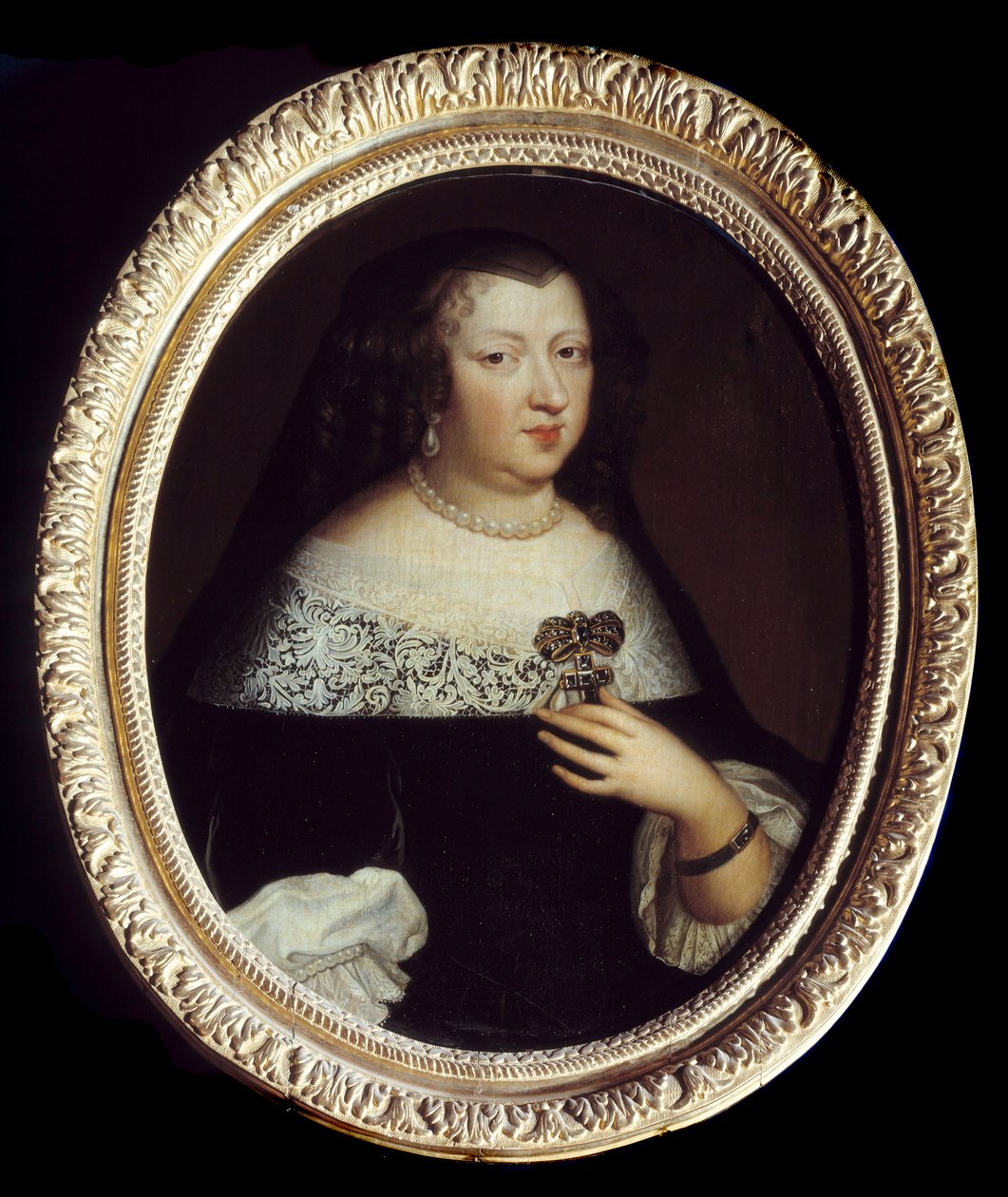 Osztrák Anna (1601-1666) francia királynő portréja. Gyöngyékszereket visel, drágakővel díszített, kereszt alakú medált, bal csuklóján pedig karkötőt. Névtelen festmény alkotó: Unknown artist