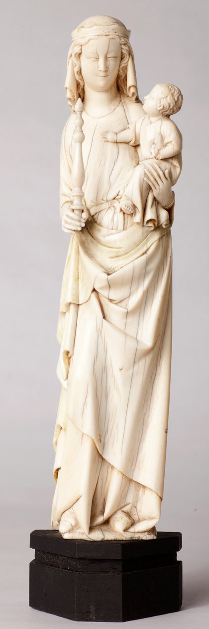 Szobor. Madonna és gyermeke. Mgr. Cantineau, a székesegyházi káptalan esperese ajándéka. Elefántcsont. 13. század. alkotó: Unknown artist