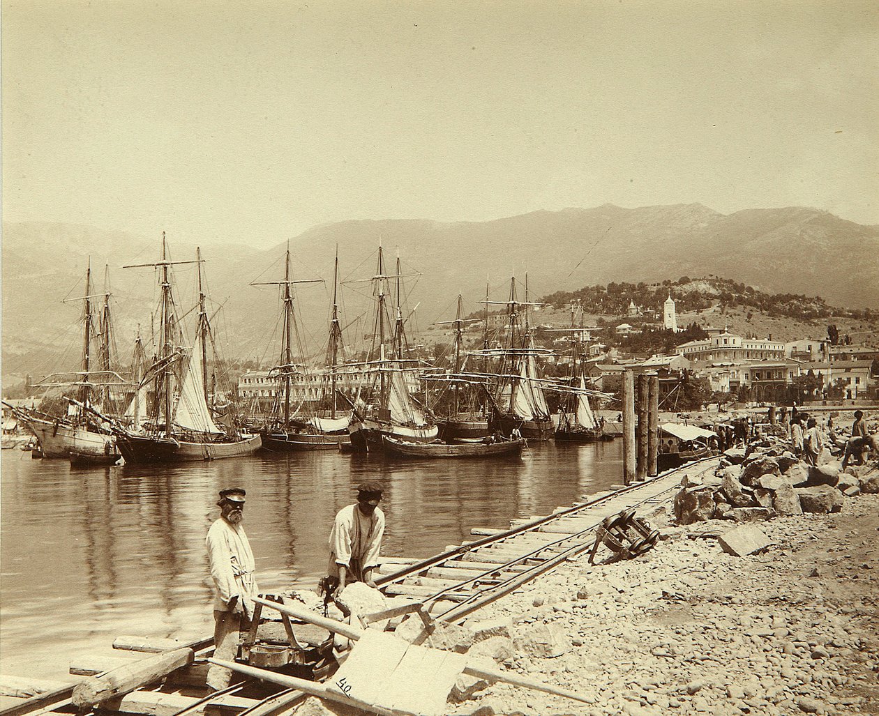 Egy móló felállítása Jaltában. Albumin Photo alkotó: Unknown artist