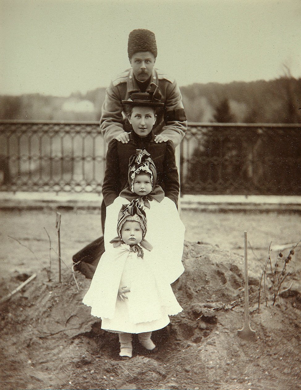 Fjodor Uvrov herceg családjának bemutatása a vidéki birtokon. Albumen fotó alkotó: Unknown artist