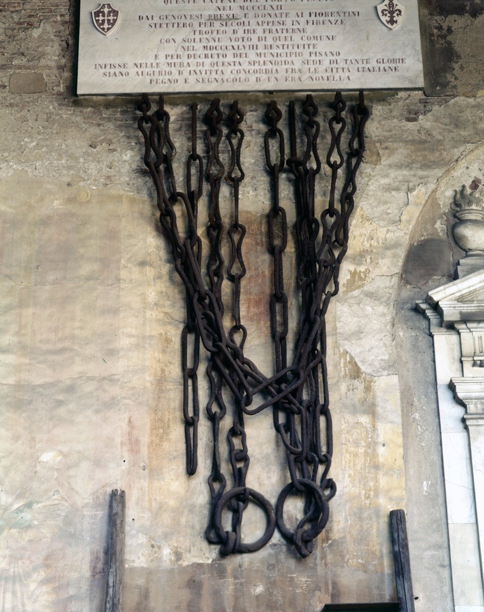A láncok, amelyek bezárták Pisa kikötőjét. A genovaiak elfoglalták őket Meloria Korzika elleni 1284-es győzelme során, majd Firenzének adták, és 1858-ban visszatértek Pisa városába. Pisa Camposanto. alkotó: Unknown artist