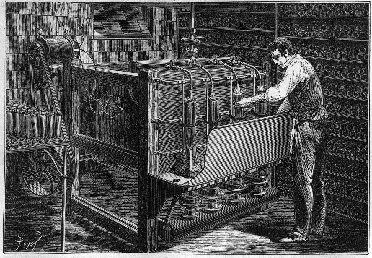 M. Marguery, vendéglős mechanikus installációja Párizsban: automata palackmosó gép, amelyet Gram (Zenobe Theophile Gram 1826-1901) kis dinamoelektromos gépe működtet. Metszet a „La Nature: revue des sciences et de leu alkotó: Unknown artist