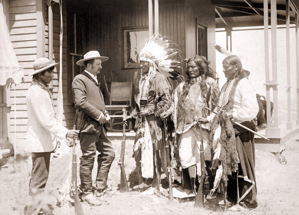 Három ünnepi jelmezbe öltözött, fegyvert viselő Cheyenne tolmács kíséretében köszönti a fehéret. SD. század vége alkotó: Unknown artist