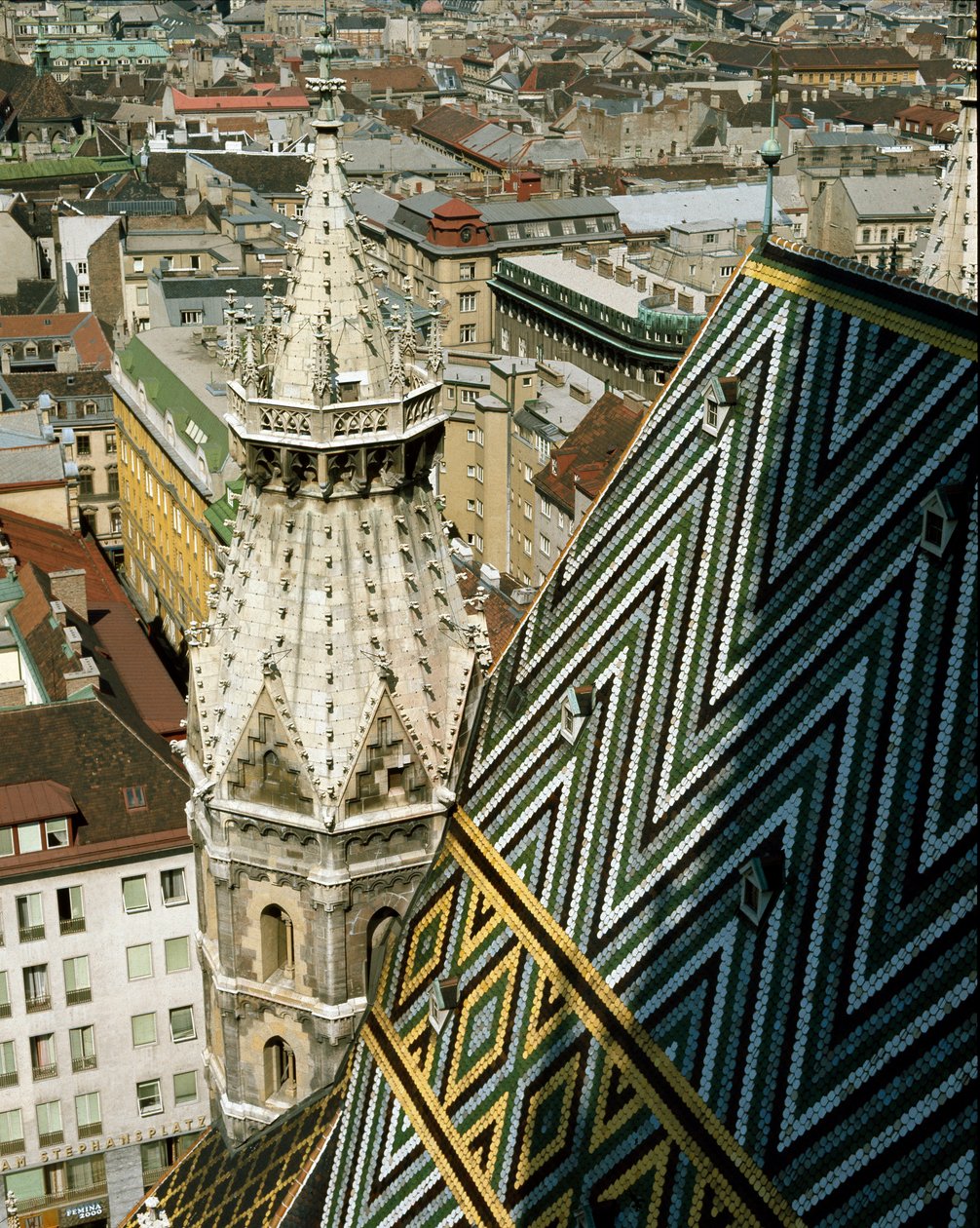 Kilátás a székesegyház mázas cseréptetőjére alkotó: Unknown artist