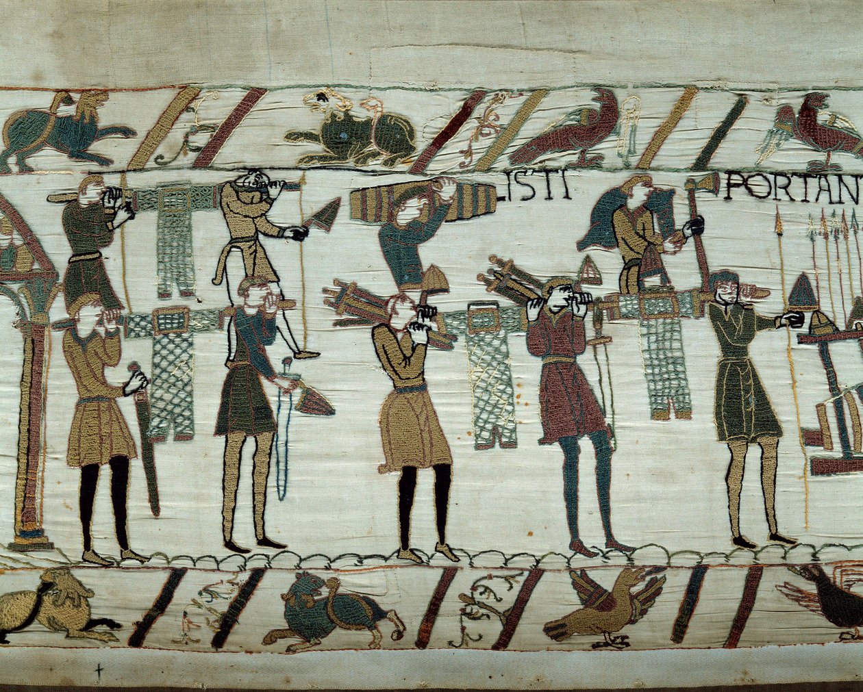 Fegyvereket és bort visznek a hajókra az Anglia meghódítására való tankolás során Hódító Vilmos (1027-1087) flottái 1066-ban Részlet a Bayeux-i kárpitról vagy Mathilde királynő hímzéséről alkotó: Unknown artist