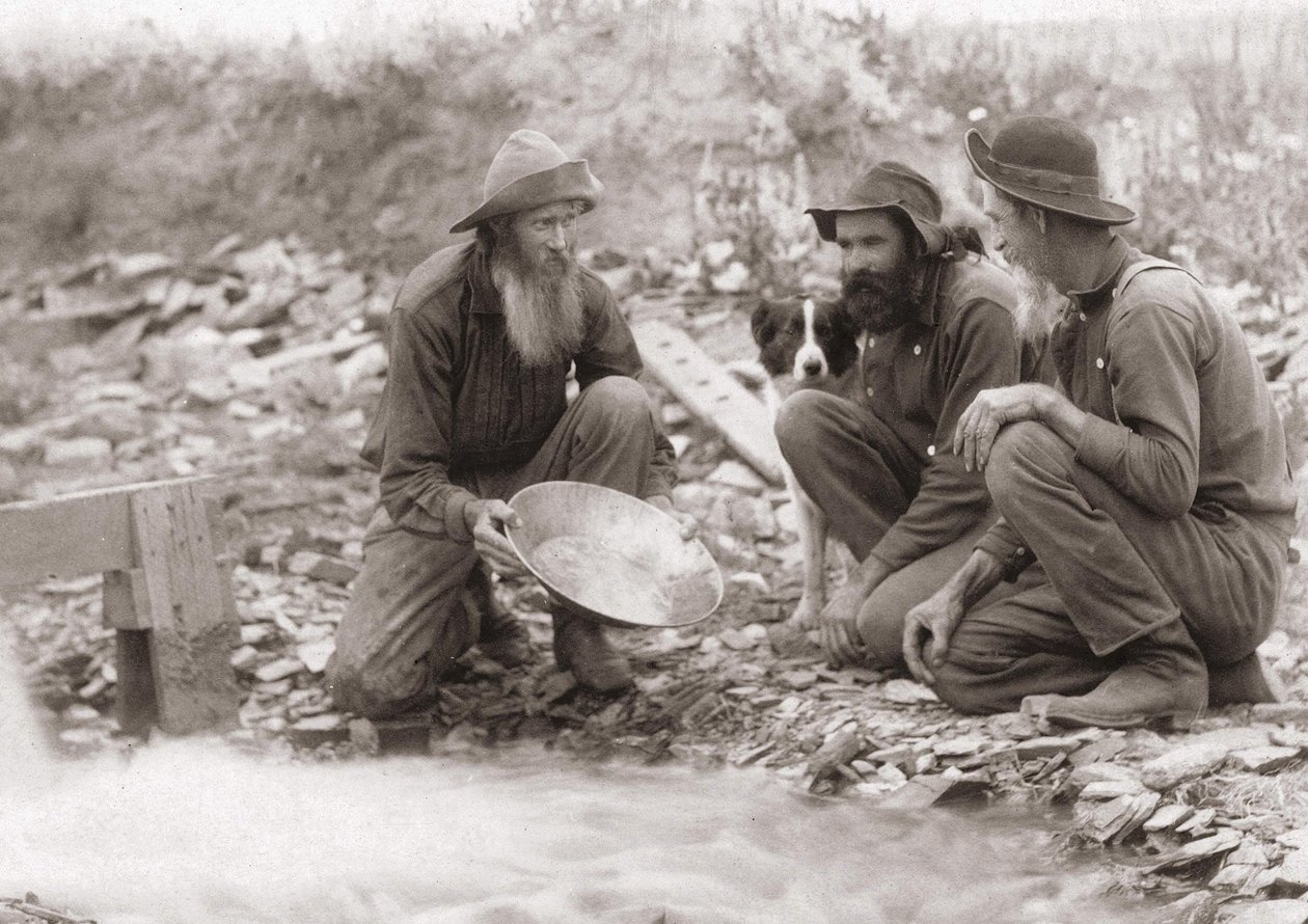 3 férfi szűri a földet, hogy aranyat szerezzen: Aranykeresők Dél-Dakotában, Rockerville-ben. Fényképezés 1889. alkotó: Unknown artist