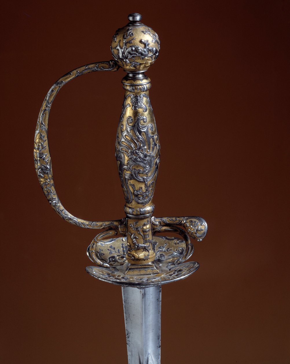 Fegyvertár és ezüsttárgyak: 18. századi ezüst arany őrsége. Párizs, dekoratív művészet alkotó: Unknown artist