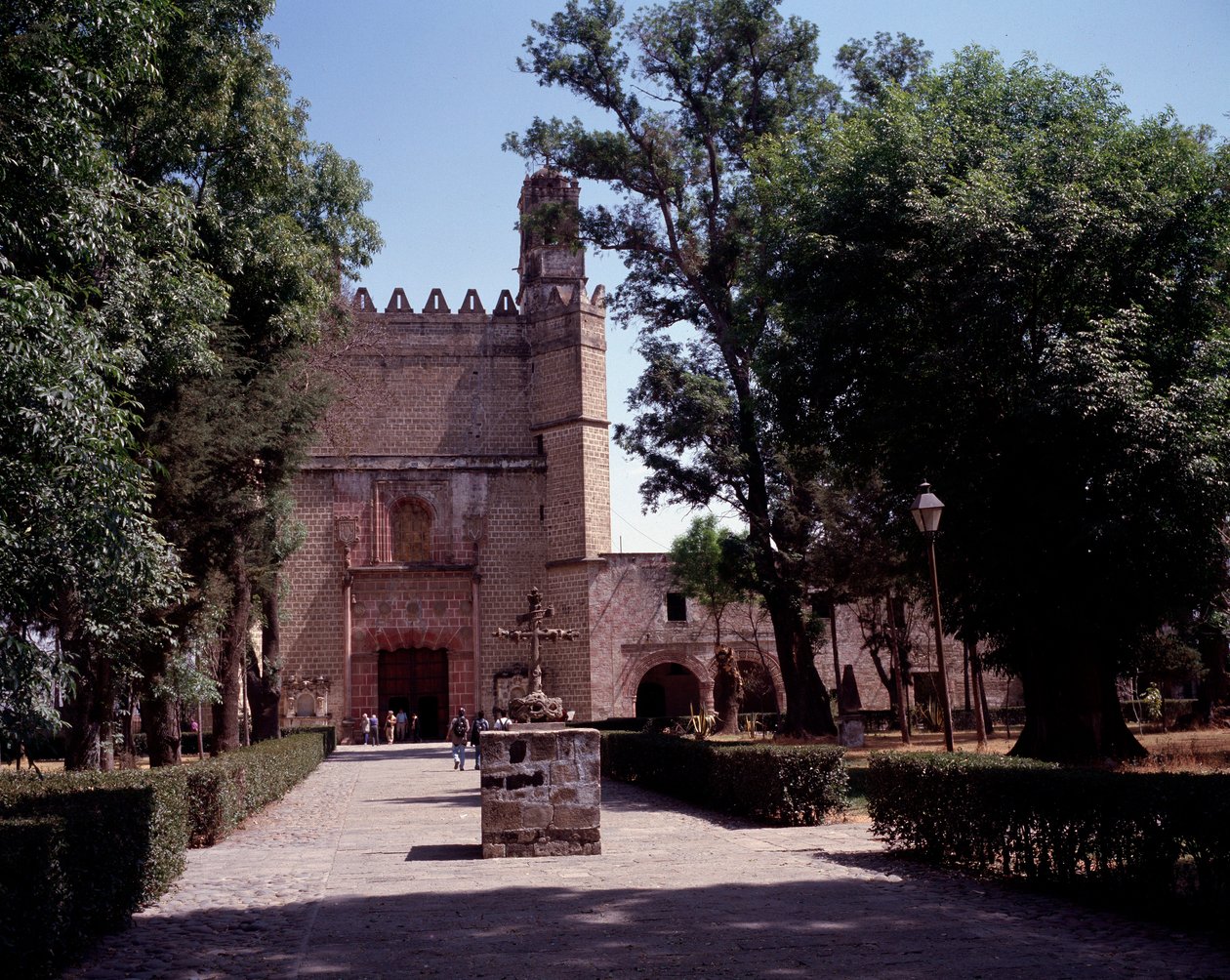 Art Mexico: kilátás az Ágoston-rendi kolostorra (San Augustin Acolman kolostor) 1571-ből. A keresztet Tequitqui őslakos művészei készítették. Mexikó. Acolman alkotó: Unknown artist
