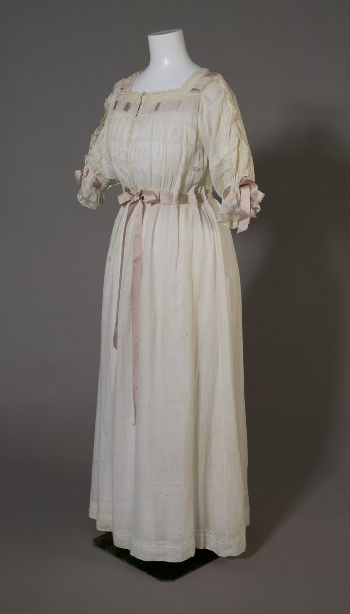 Bertha Palmer hálóing, 1880 körül (ferde elölnézet), fehér pamut, csipke, hímzés és selyem szalag. alkotó: Unknown artist