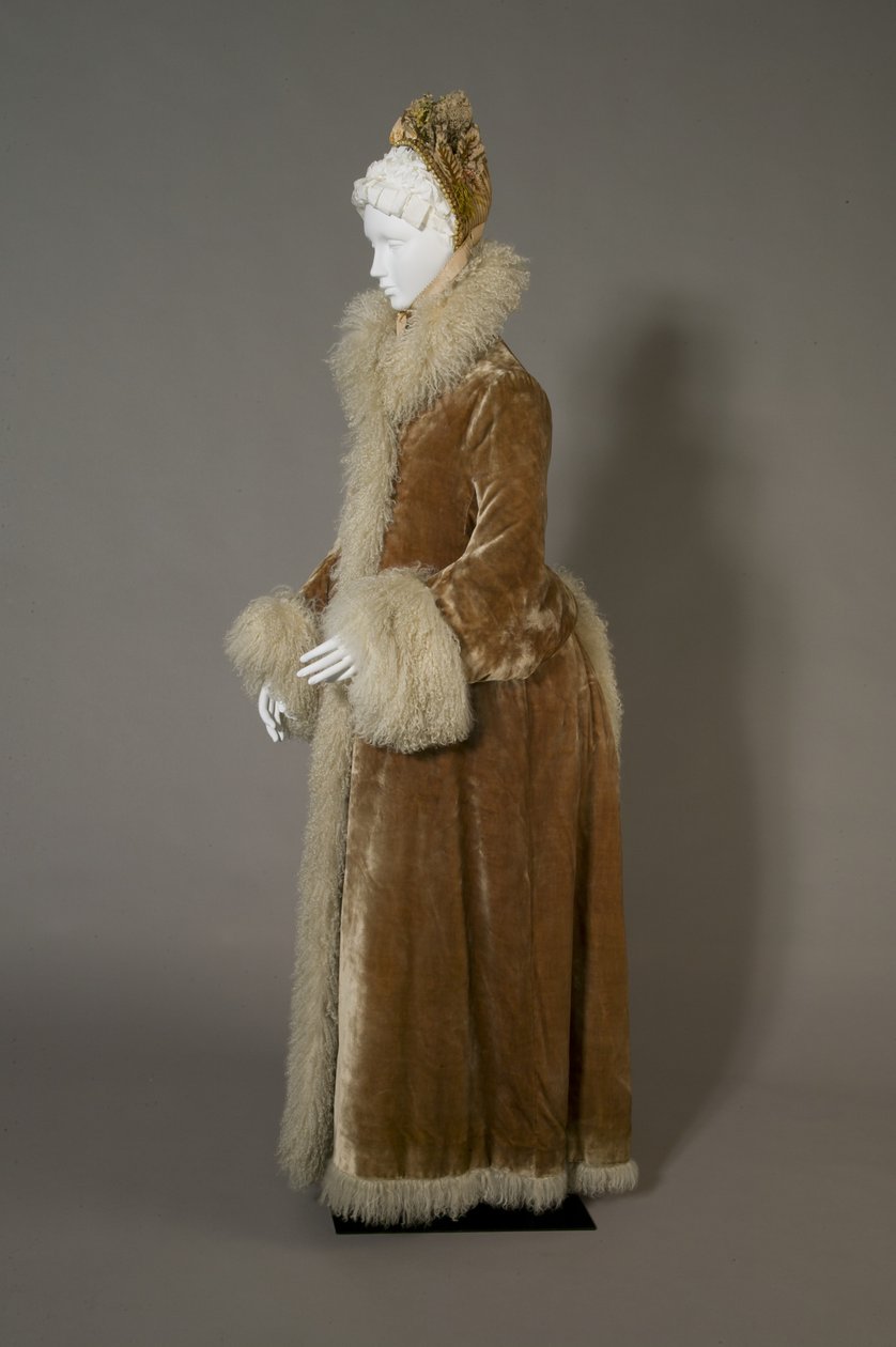 Bertha Palmer télikabátja, 1885 körül (oldalnézet), selyembársony és báránygyapjú. alkotó: Unknown artist