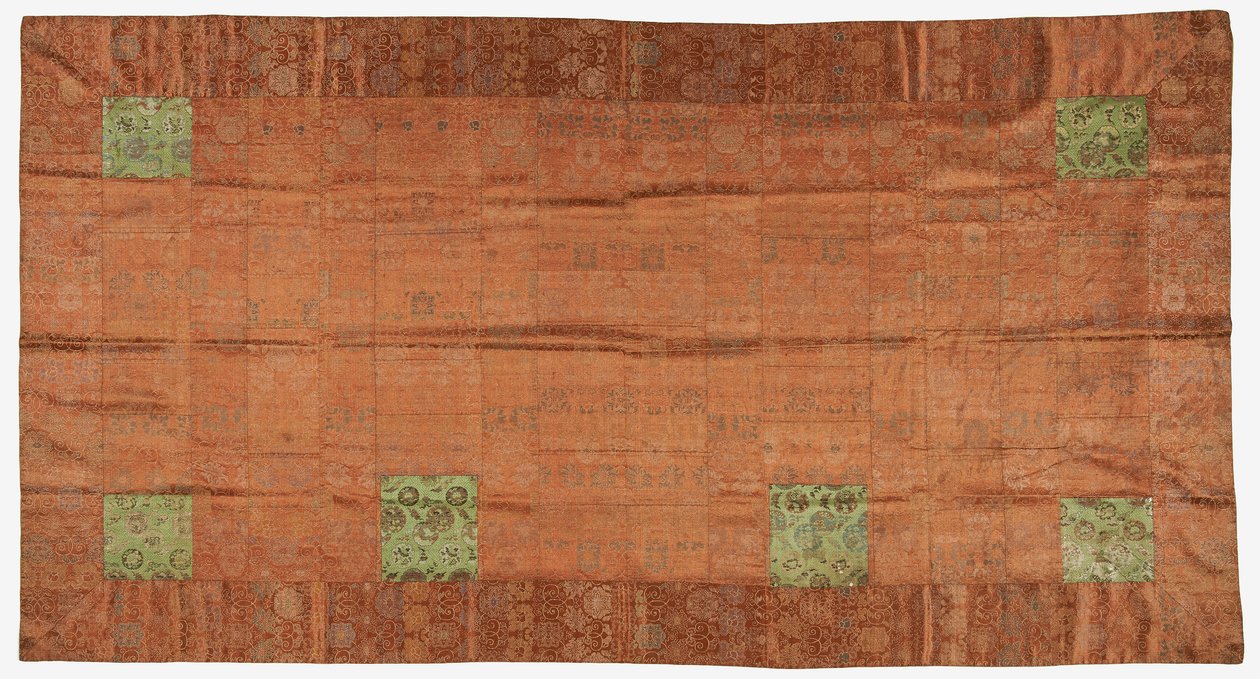 Brokát, selyem. Egy buddhista szerzetesi köntös, foltozva; kesa alkotó: Unknown artist