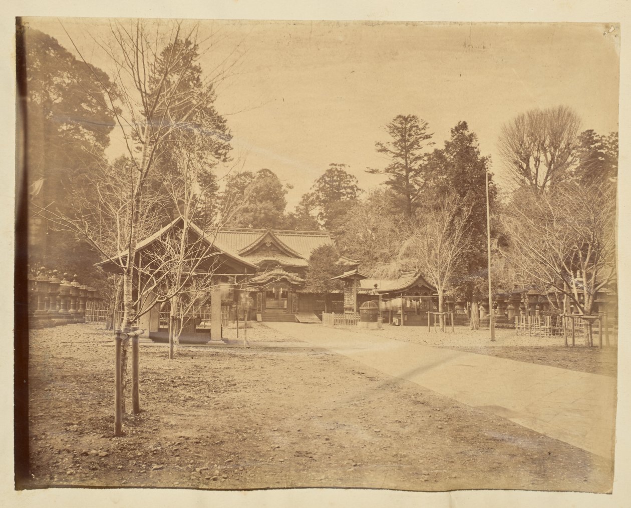 [Udvar egy azonosítatlan japán templomban] alkotó: Unknown artist