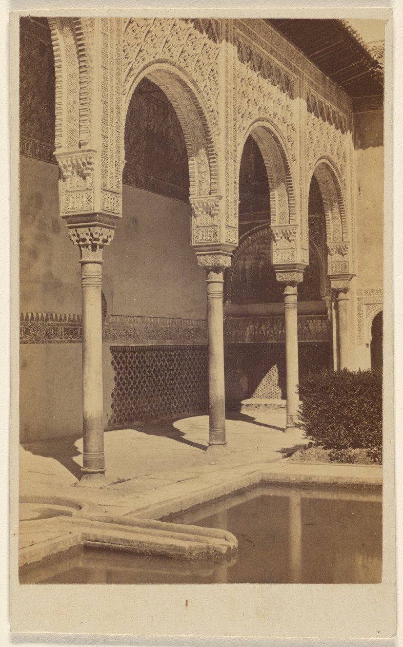 [Oszlopok részlete, látható a tükörmedence egy része, az Alhambra] alkotó: Unknown artist