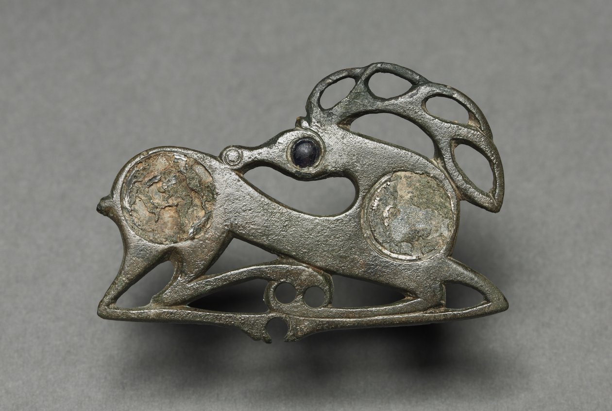 Fibula fekvő szarvas alakban alkotó: Unknown artist