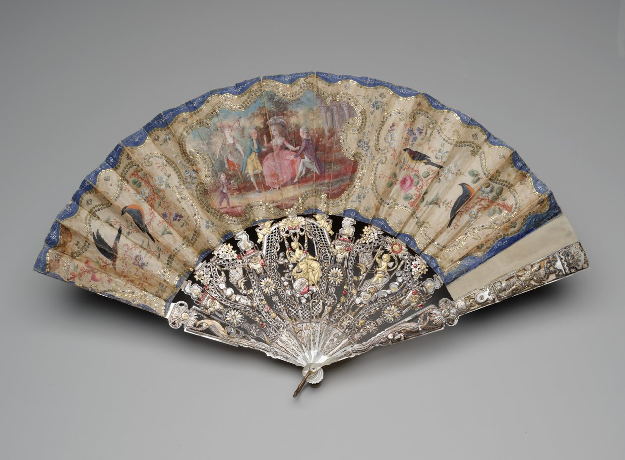 Összecsukható legyező udvarlási jelenettel, 1770-80 körül (gouache dupla selyemlevélen, sárgaréz flitterek, gyöngyház, aranyozás és sárgaréz hurok) alkotó: Unknown artist