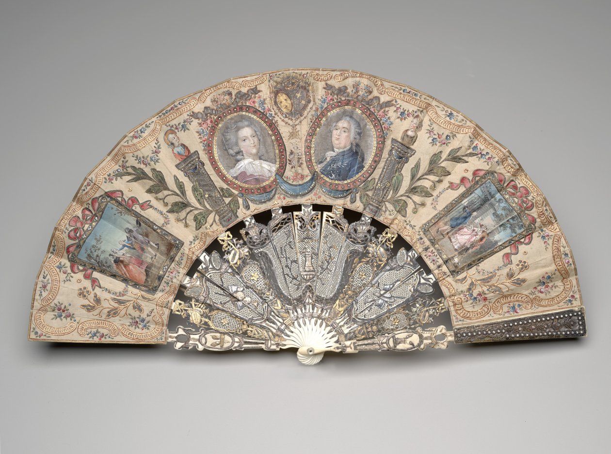Összecsukható legyező Marie Antoinette és XVI. Lajos portré medalionjaival, 1786 után (guache és akvarell dupla selyemlevélen, sárgaréz, ezüst, fémszál, elefántcsont, aranyozás, ezüstfólia és paszta drágakövek) alkotó: Unknown artist