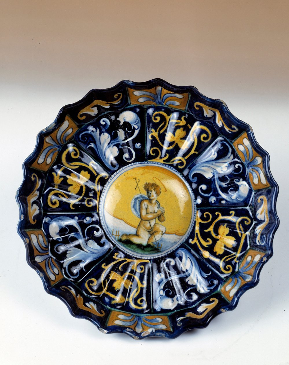Godronnee fajansz csésze decoree egy angelot. 16. századi Egouen. Nemzeti Reneszánsz Múzeum alkotó: Unknown artist