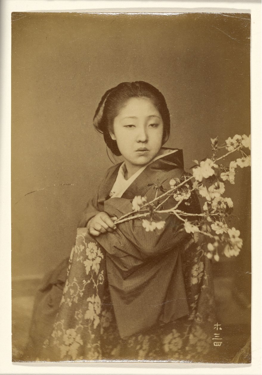 [Japán nő virágzó szilvafa ágat tart] alkotó: Unknown artist