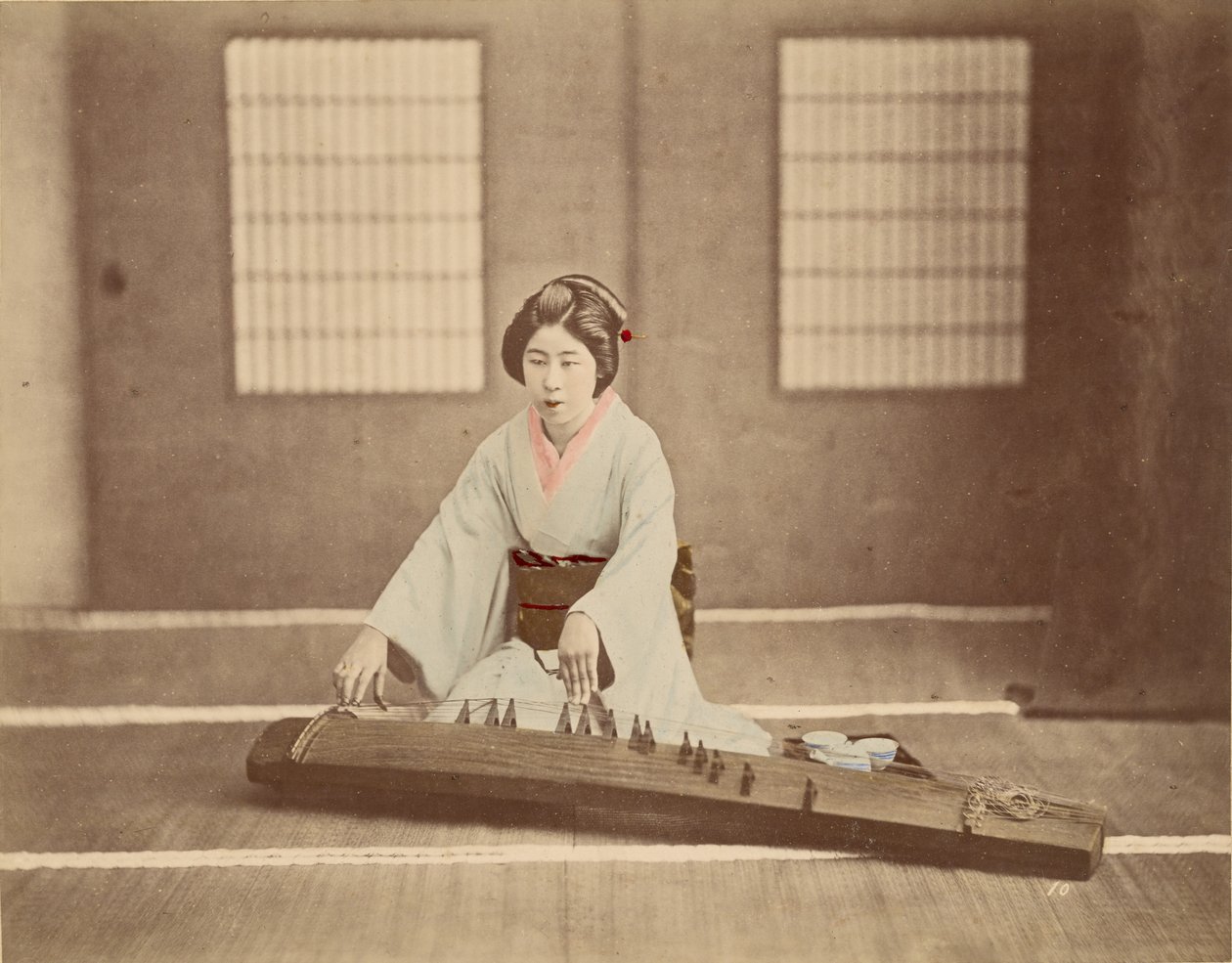 [Japán nő koto-n játszik] alkotó: Unknown artist