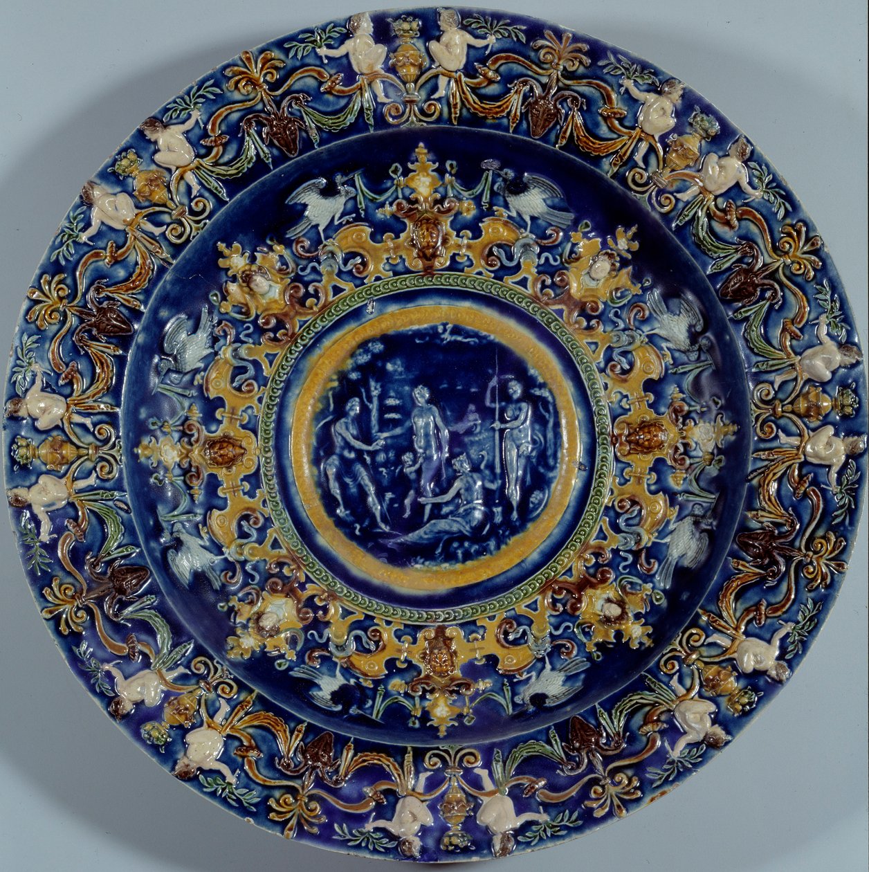 Nagy polikróm fajansz edény a párizsi ítélet ábrázolásával. 1550-1600 alkotó: Unknown artist