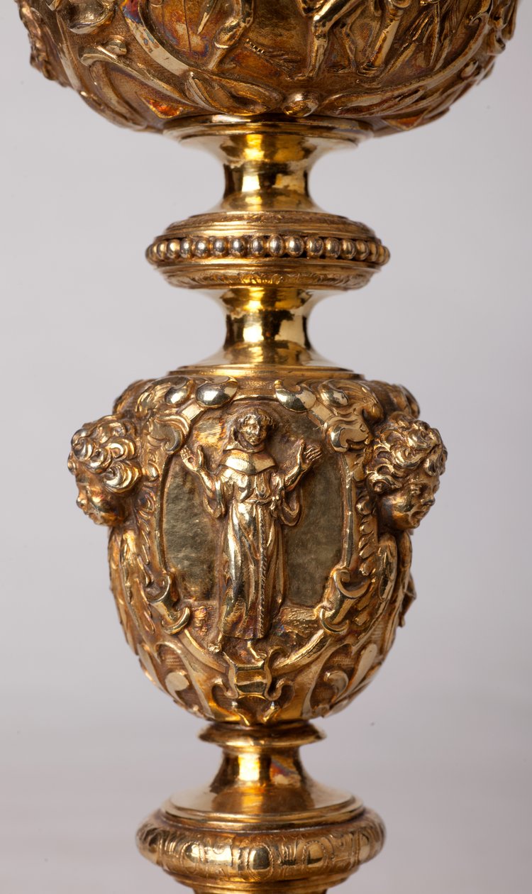 Fémkovácsolás. Kehely. A. Le Vaillant de la Bassarderie kanonok, a székesegyházi káptalan dékánja ajándéka 1726-tól 1758-ig. 18. század. Részlet. alkotó: Unknown artist