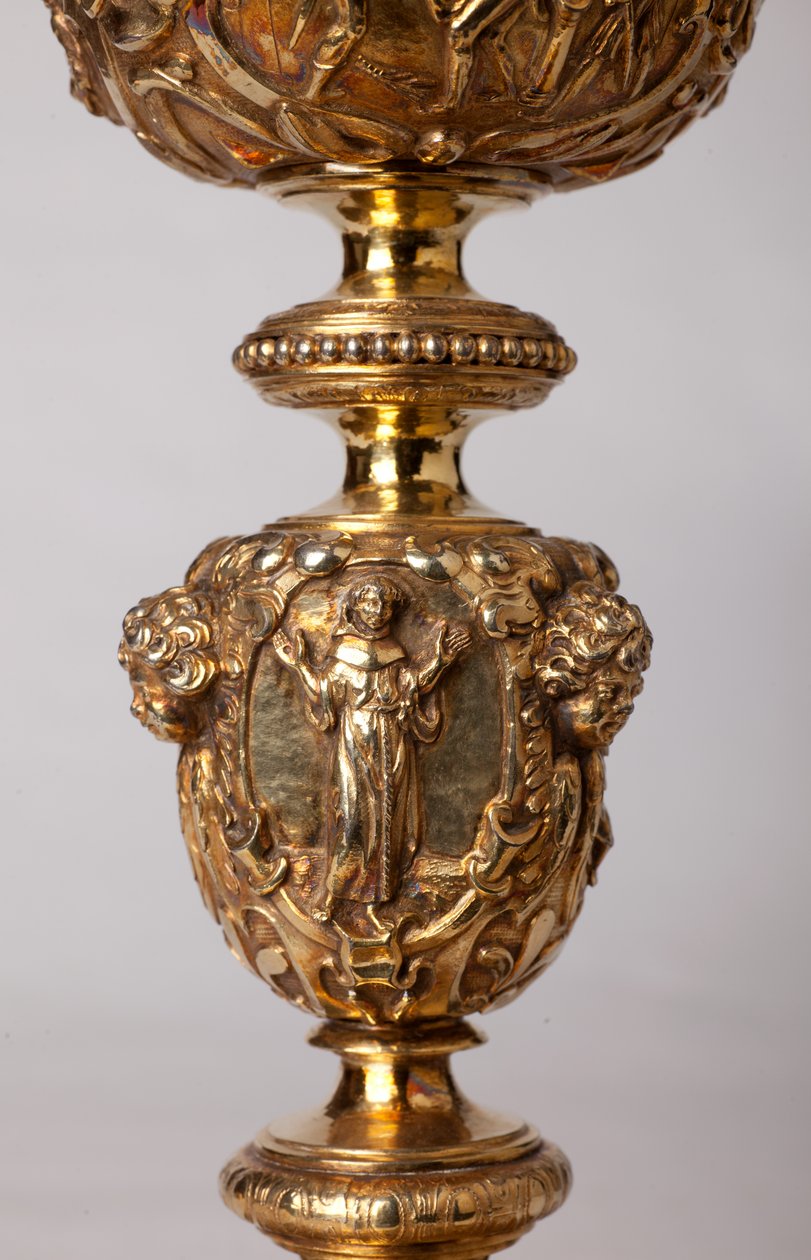 Fémkovácsolás. Kehely. A. Le Vaillant de la Bassarderie kanonok, a székesegyházi káptalan dékánja ajándéka 1726-tól 1758-ig. 18. század. Részlet. alkotó: Unknown artist