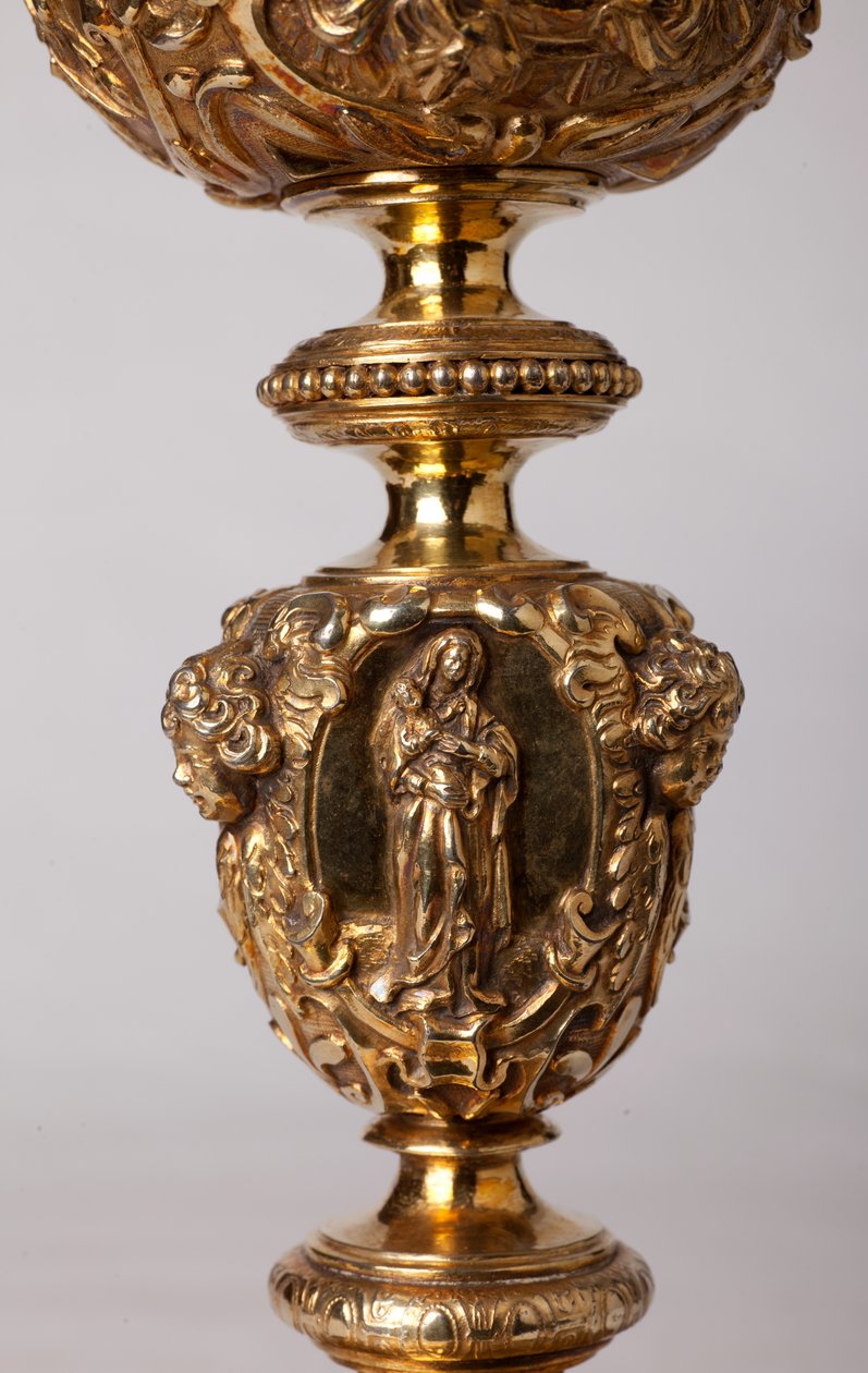 Fémkovácsolás. Kehely. A. Le Vaillant de la Bassarderie kanonok, a székesegyházi káptalan dékánja ajándéka 1726-tól 1758-ig. 18. század. Részlet. alkotó: Unknown artist