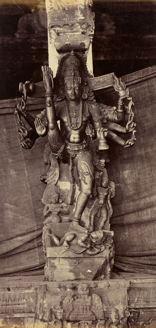 Egyetlen kőből vágott oszlop és figura. Coimbatore alkotó: Unknown artist