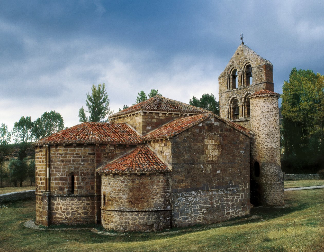 Román művészet: kilátás a San Salvador de Cantamuda templomra, Spanyolország alkotó: Unknown artist