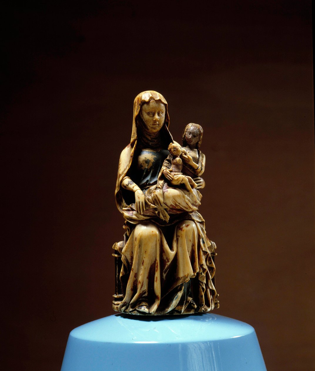 Szent Anna, a szűz és a gyermek elefántcsont szobra a 14. században. Észak-Franciaországban valósult meg. Musee Vivenel, Compiegne alkotó: Unknown artist
