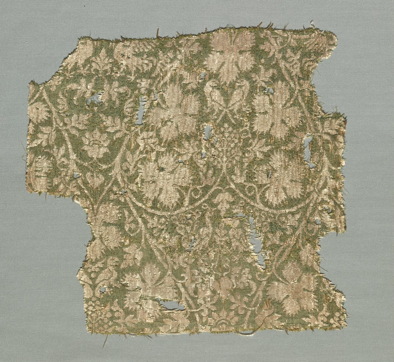 Selyemtöredék görgető szőlővel, szőlőlevéllel, szőlővel és madarakkal alkotó: Unknown artist