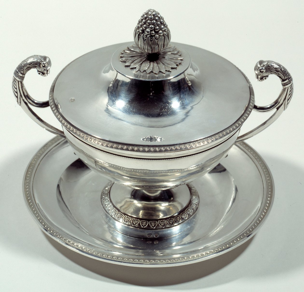 Ezüst csésze fenyőtoboz tetejével. 1789-1809. Néz. Nemzeti Reneszánsz Múzeum alkotó: Unknown artist