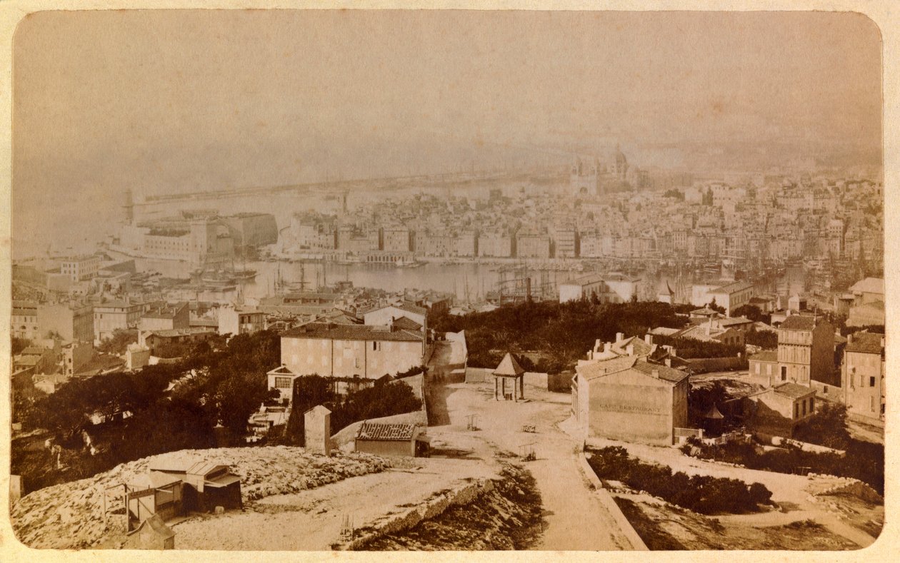 Marseille városa és környéke 1885-1890 körül: A Notre Dame de la garde általános képe, Magángyűjtemény alkotó: Unknown artist