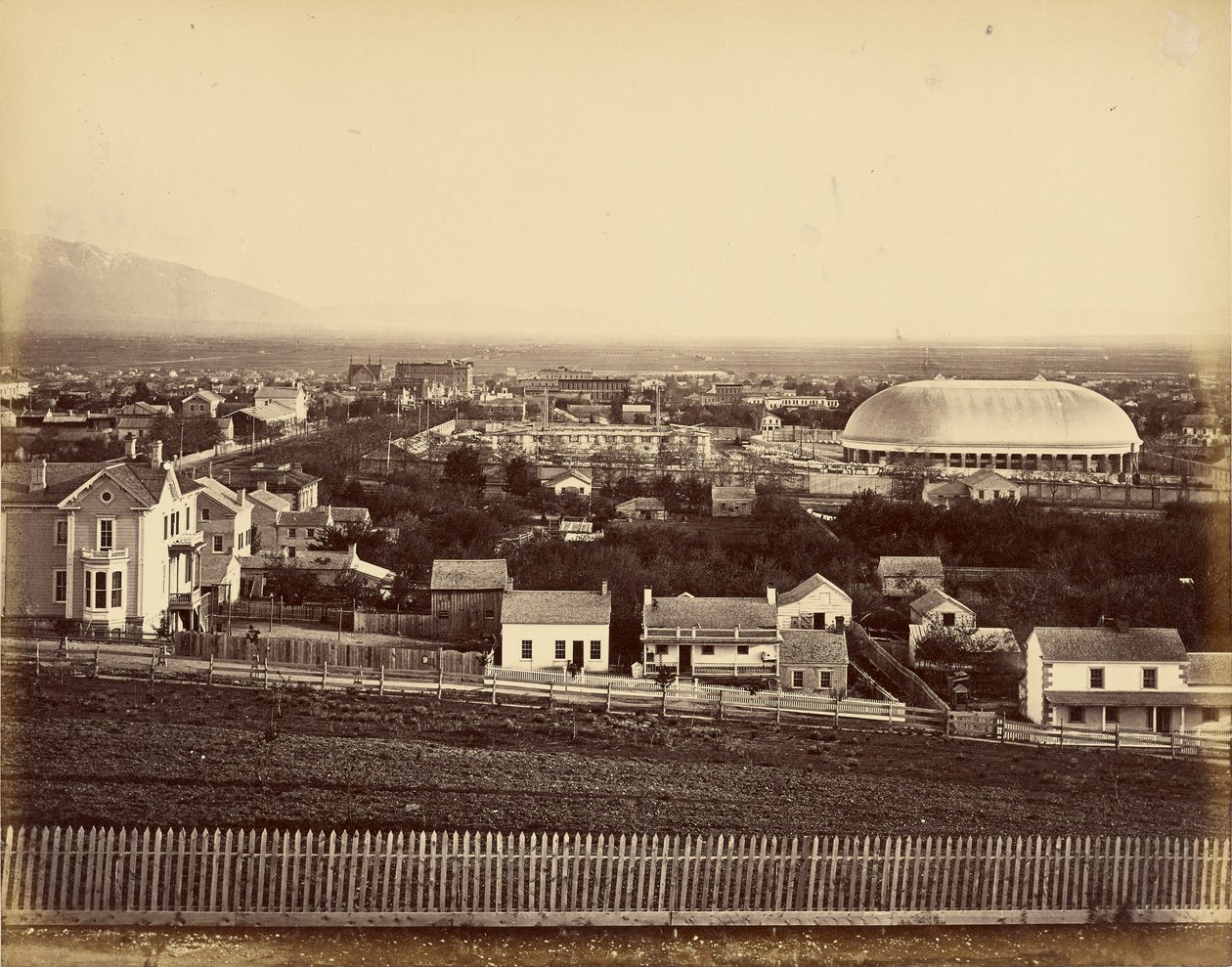 [Salt Lake Tabernacle és a város látképe] alkotó: Unknown artist