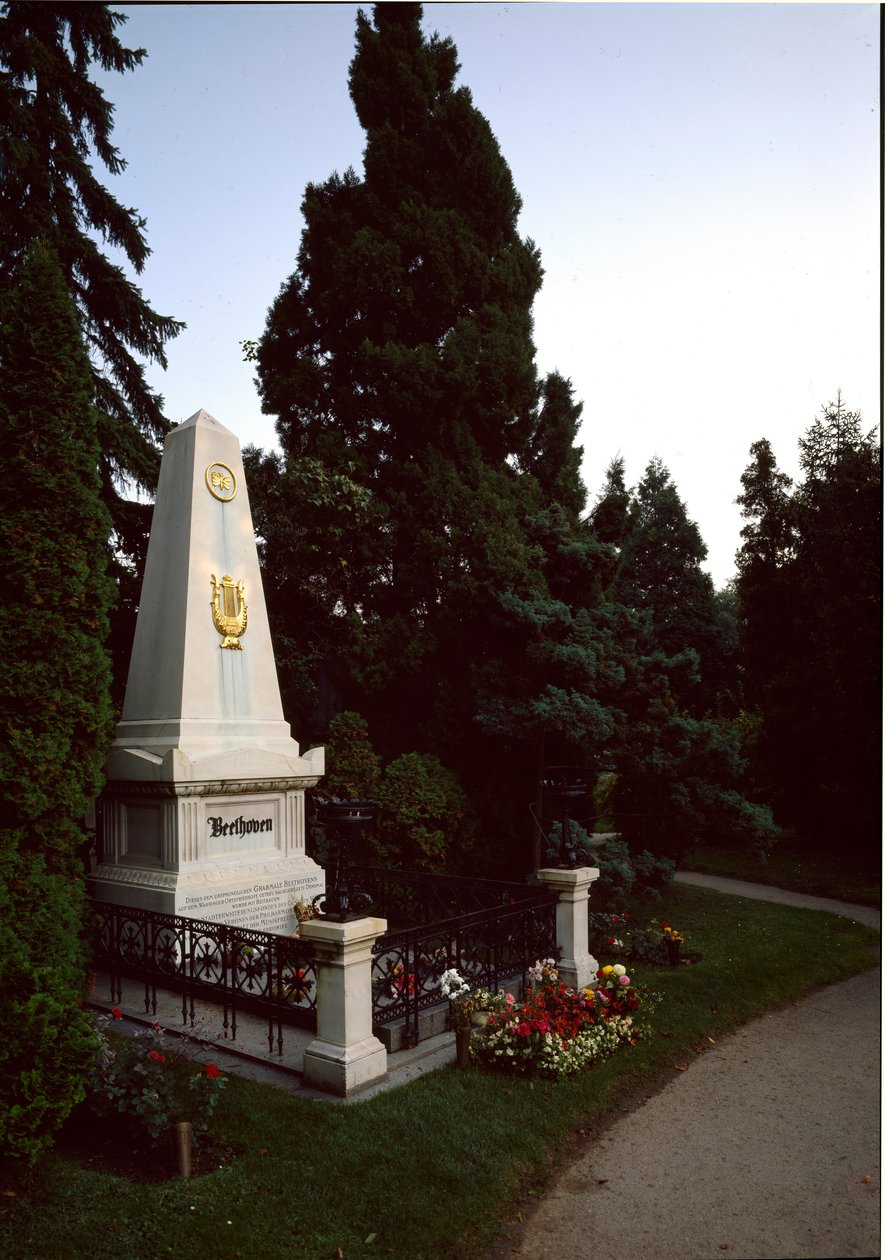 Kilátás Ludwig van Beethoven (1770 - 1827) német zeneszerző sírjáról a bécsi központi temetőben (Zentralfriedhof), Ausztria alkotó: Unknown artist