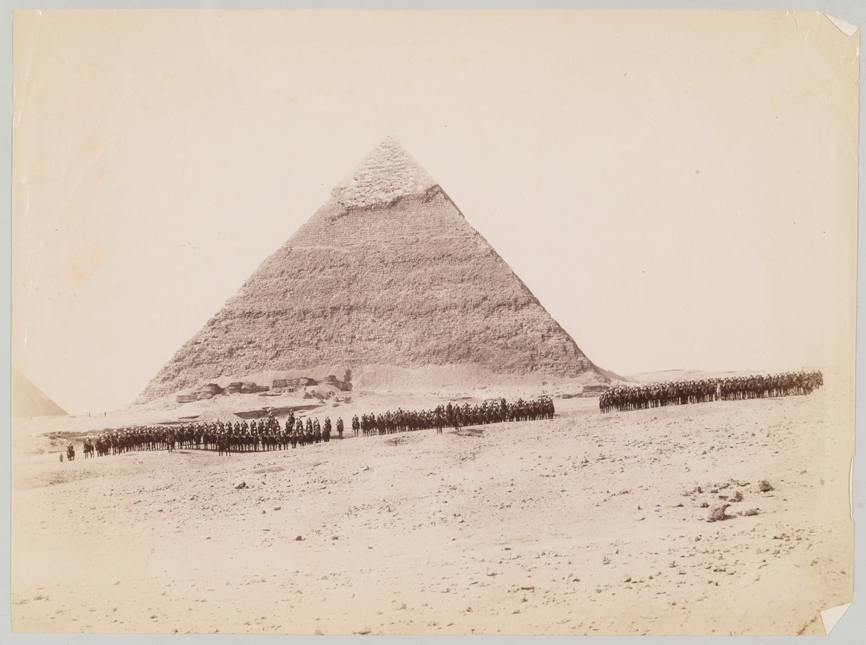 A 19. huszárok egy piramis előtt alakultak meg Gízában, Egyiptomban, 1882 körül alkotó: Unknown