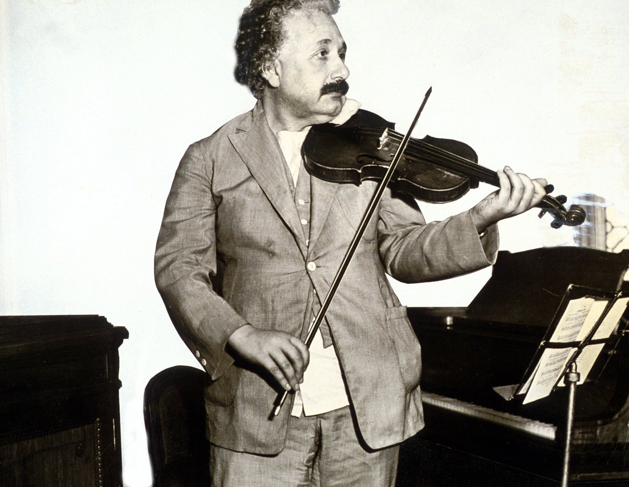 Albert Einstein playing the violin, c.1932 (b/w photo) alkotó: Unknown photographer