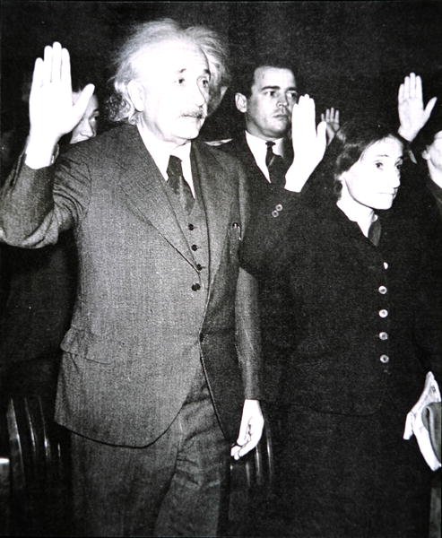 Albert Einstein és mostohalánya, Margot letette az amerikai állampolgársági esküt, New Jersey alkotó: Unknown photographer