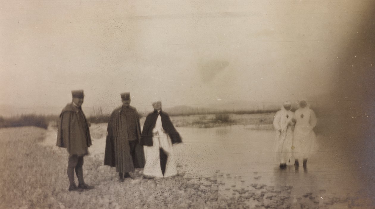 Album az első világháborúról Friuli-Venezia Giulia-ban: tisztek és vöröskeresztes ápolónők a Natisone folyó felett alkotó: Unknown photographer