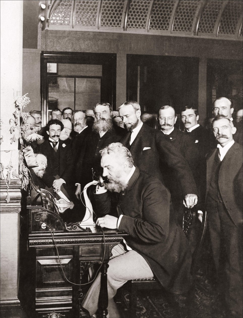 Alexandre Graham Bell (1847-1922) a New York-Chicagó közötti hosszú távú vonal megnyitóján, október 18-án alkotó: Unknown photographer