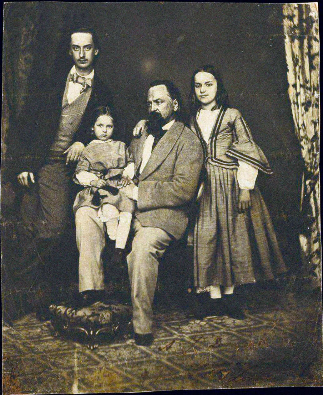 Alexandre Herzen (1812-1870) - Alexander Herzen gyermekeivel felesége, Natalie par Anonymous halála után alkotó: Unknown photographer