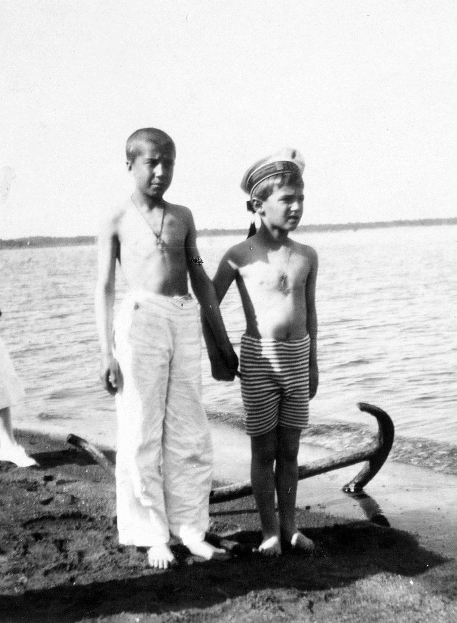 Alekszej, a cárevics, amint a Krím-félszigeten lévő Livadia tengerpartján játszik (f/w fotó) alkotó: Unknown photographer