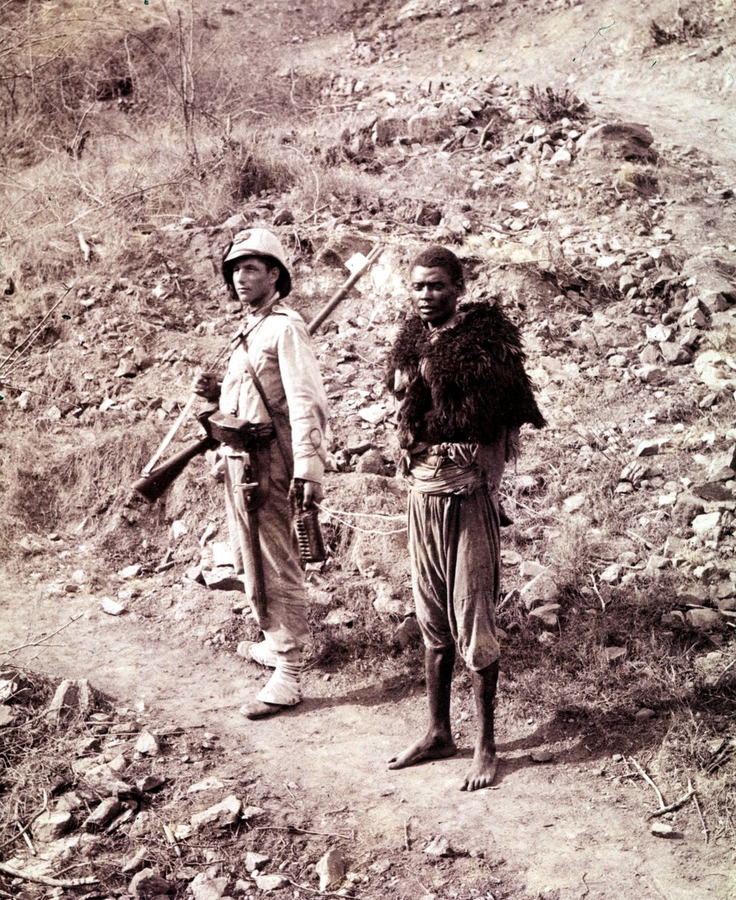 Egy olasz katona és egy abesszin fogoly a ghindai úton. alkotó: Unknown photographer