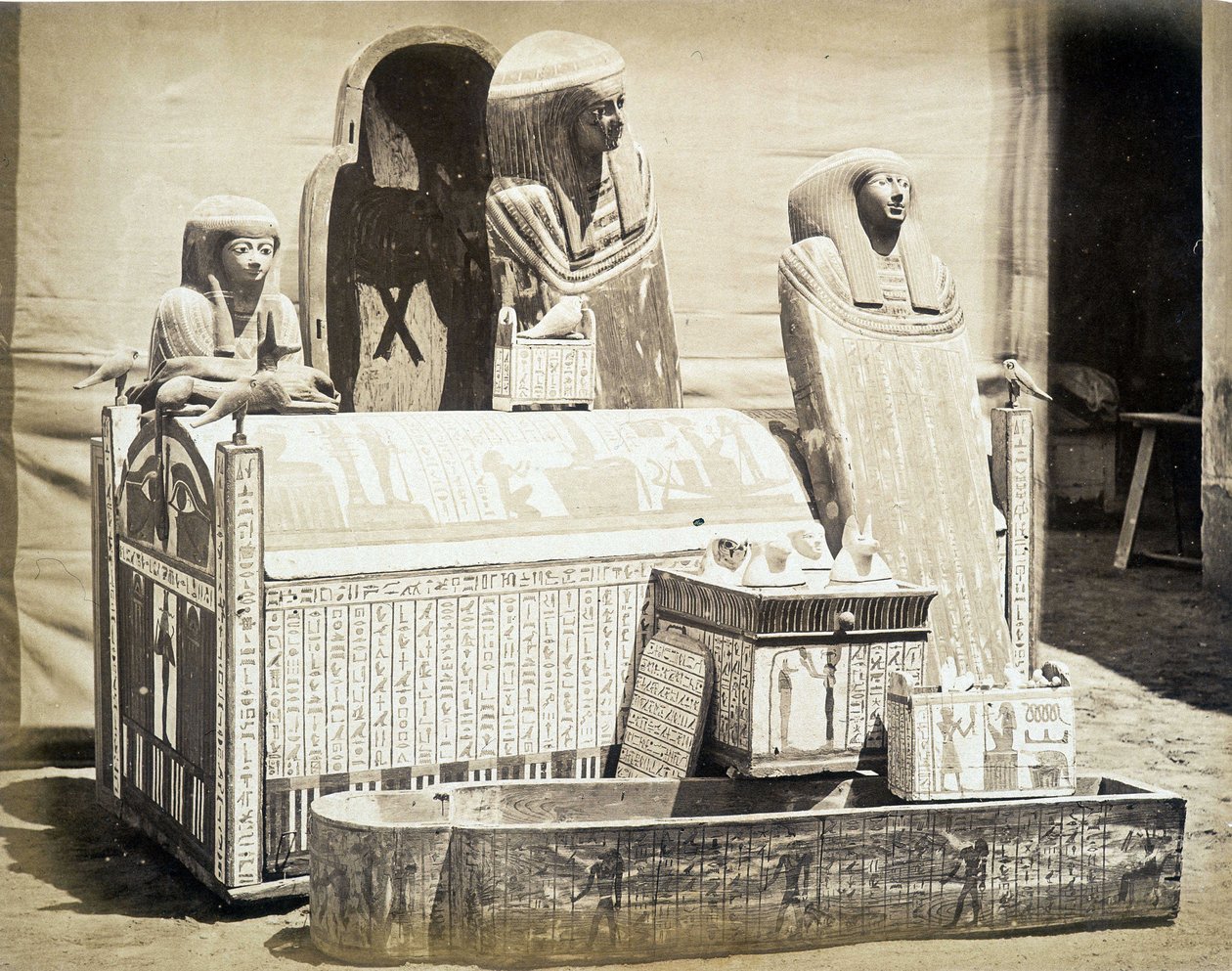 Régészeti szobrokat találtak Egyiptomban – az Auguste Mariette Bey által alapított „” Kairói 1. Múzeum fotóalbumában” alkotó: Unknown photographer