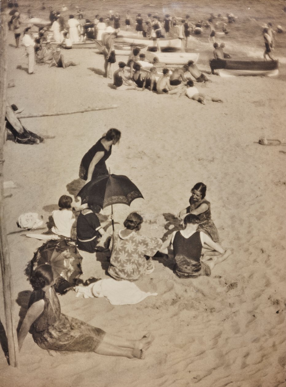 A strandon alkotó: Unknown photographer