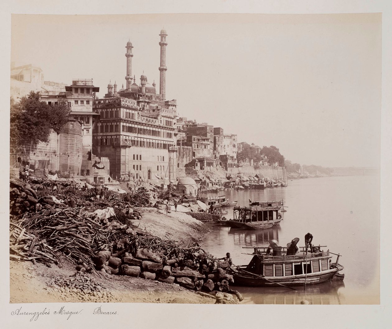 Aurangzeb mecsetje, Benares, 1885 körül (szépia fotó) alkotó: Unknown photographer