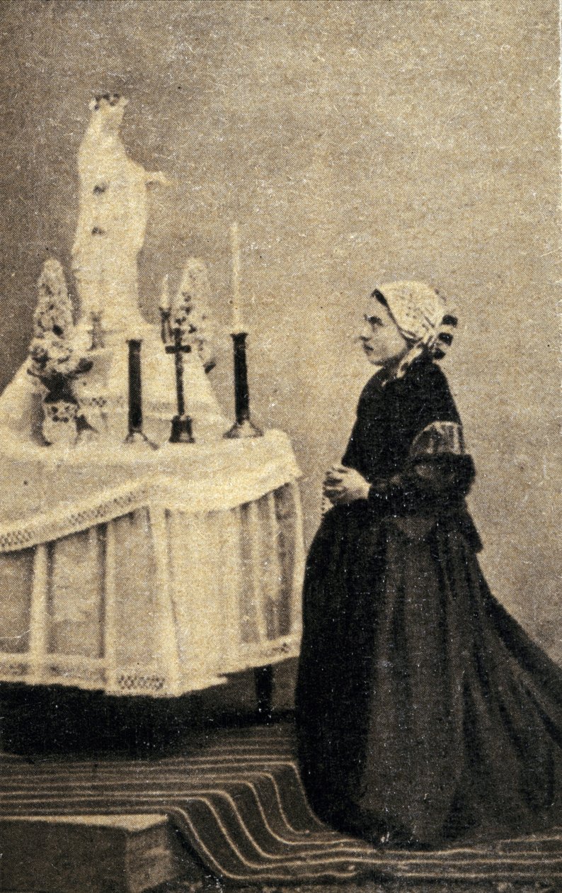 Soubirous Bernadette oltár előtt térdel a Szűzanyával alkotó: Unknown photographer