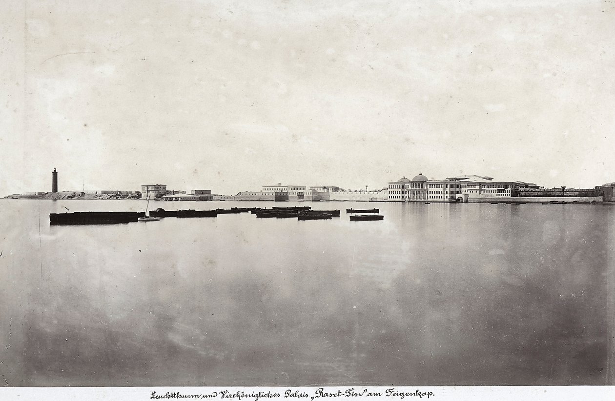 Hajók a tenger közepén, háttérben Alexandria város egy részével, Egyiptomban alkotó: Unknown photographer