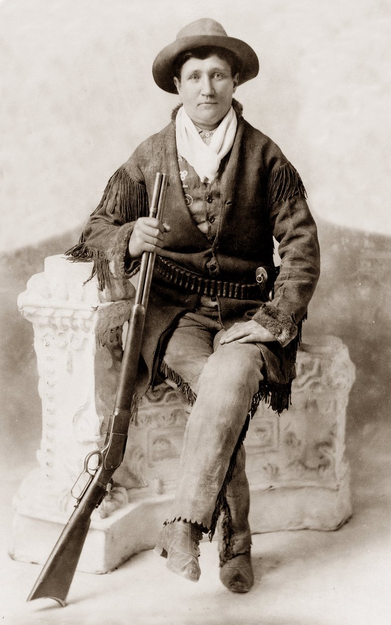 Calamity Jane puskával: Vintage fénykép a hírhedt határ menti karakterről, Calamity Jane-ről (Martha Jane Cannary, 1850 körül alkotó: Unknown photographer